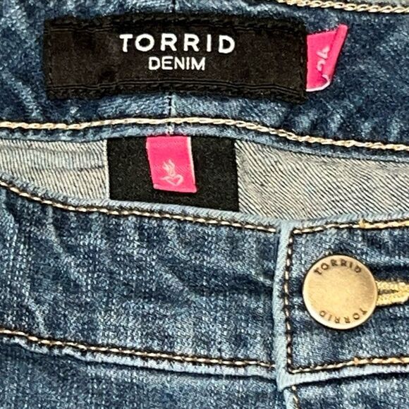 Plus Size Torrid Capri Glitter Cuff Denim Capris Size 24 #66 - Picture 2 of 5